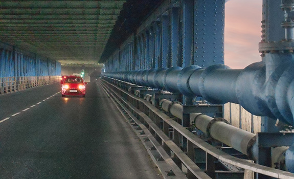 The waste water pumping main runs beside the trafﬁc on the busy Craigavon bridge crossing.